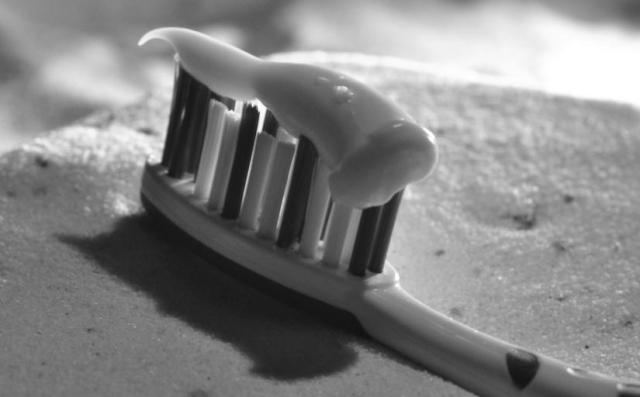 close_up_toothpaste_toothbrush